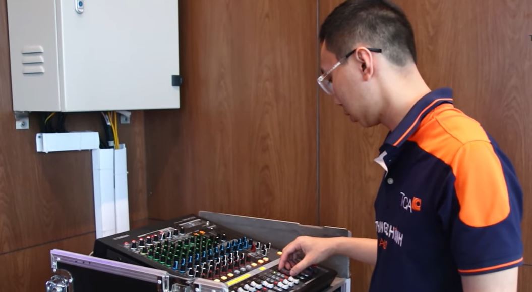 Kỹ thuật viên lắp đặt hệ thống âm thanh hội trường tại công ty Việt Thuận
